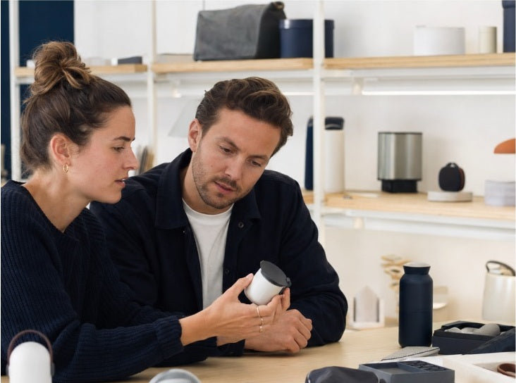 DealNinja-team gennemgår et produkt